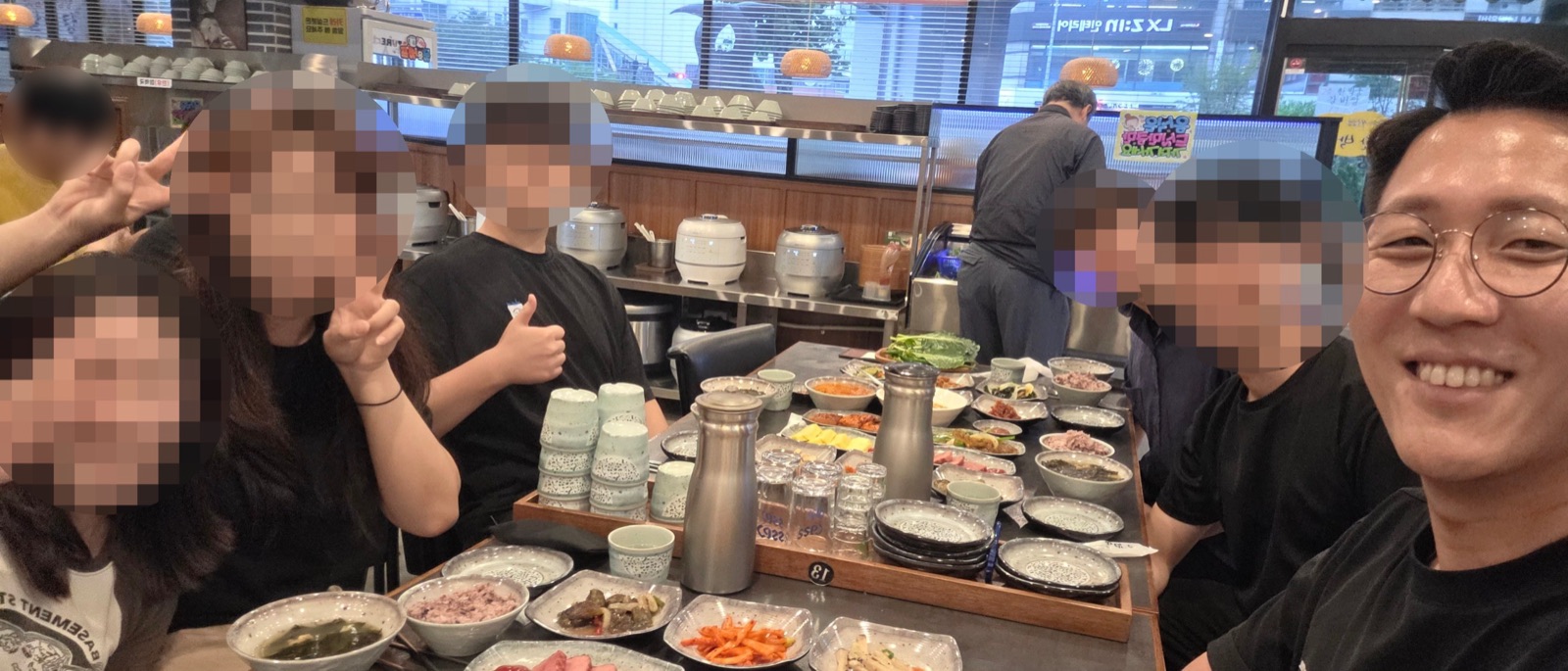 원장과 학생들이 함께 식사하는 모습